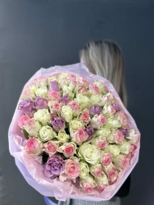 51 роза Кения в подарочной упаковке