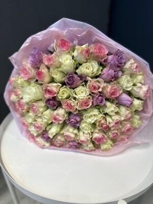 51 роза Кения в подарочной упаковке