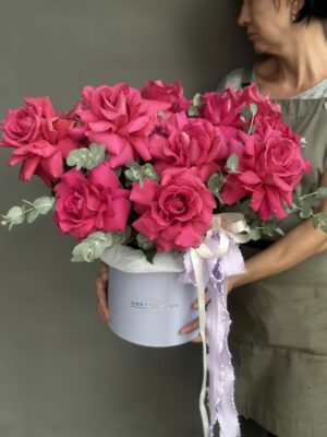11 французских роз Pink Floyd с эвкалиптом в композиции