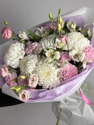 Букет из пышных хризантем,эустом,альстромерий