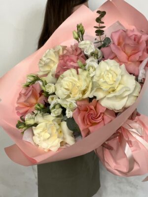 Букет моно с розами