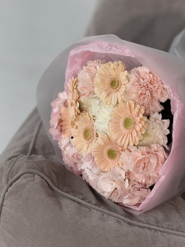 Букет с герберами нежный