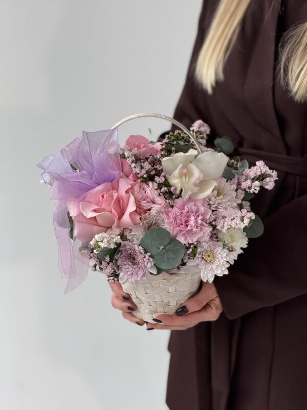 Композиция в корзинке с орхидей