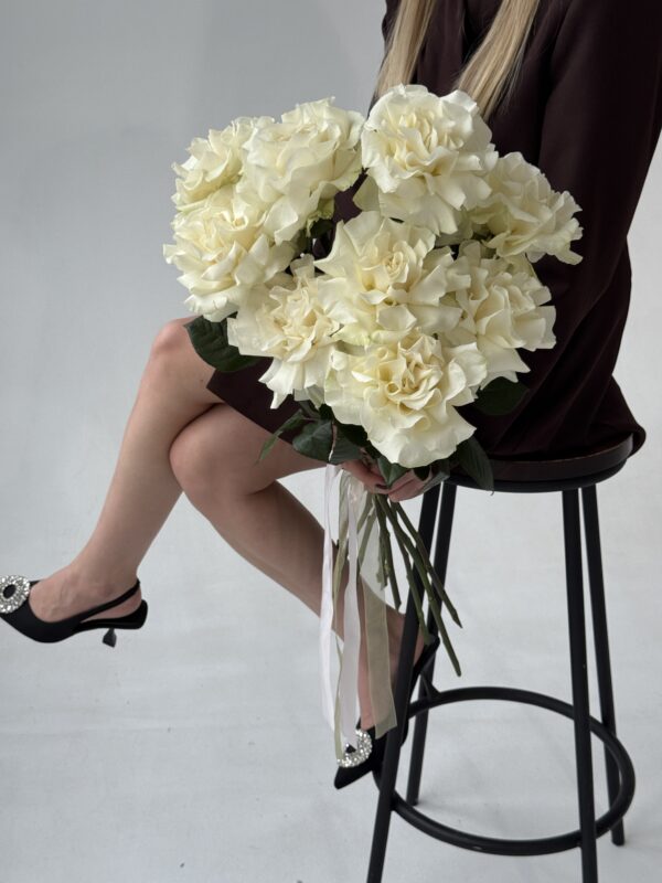 Букет из моно белых роз