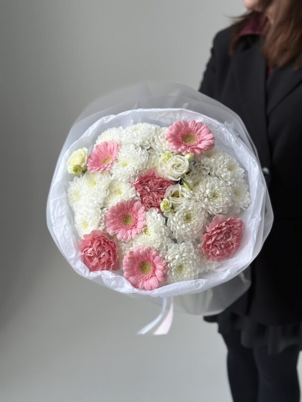 Букет светлый с хризантемой Букет с розовой герберой