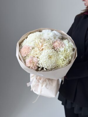 Букет светлый с хризантемой Букет светлый с хризантемой