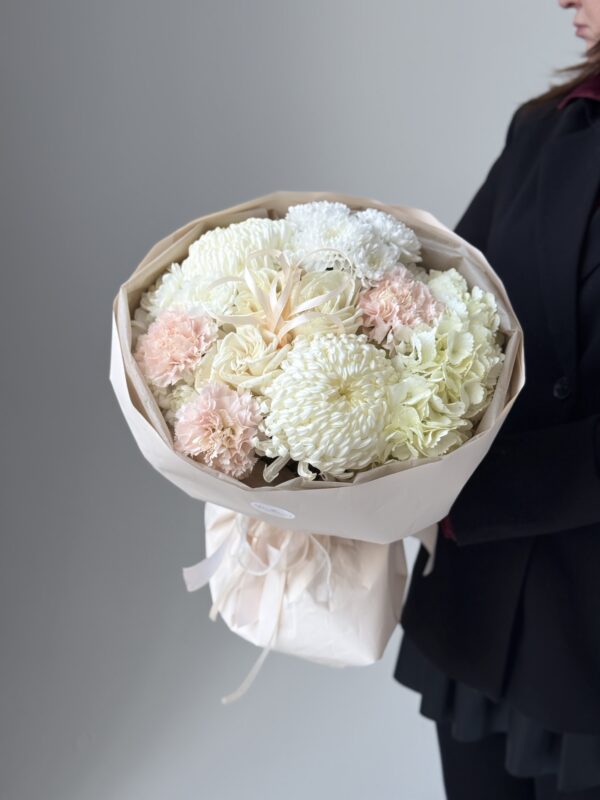 Букет светлый с хризантемой