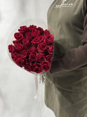 Роза Эквадор красного цвета 25шт в упаковке
