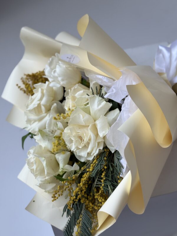 Букет раскидистый с тюльпанами и мимозой