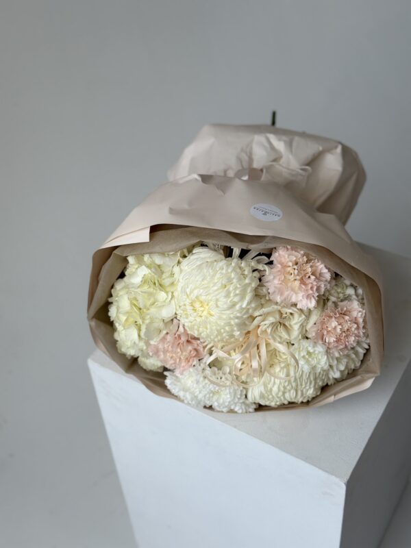 Букет светлый с хризантемой