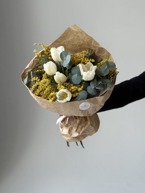 Букет с тюльпанами и мимозой