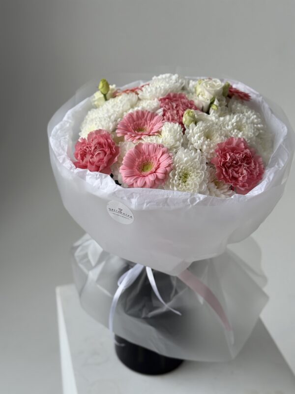 Букет светлый с хризантемой Букет с розовой герберой