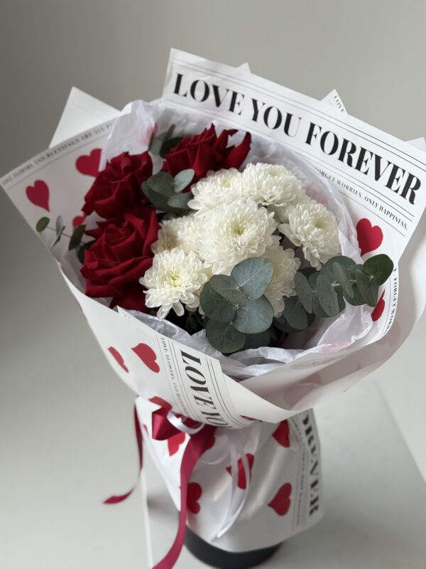 Букет раскидистый с тюльпанами и мимозой Букет классика красно белый