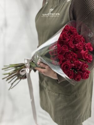 Упаковка (25шт) роз Эквадор 60-70 cm