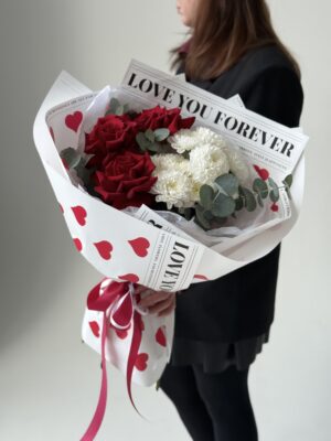 Букет раскидистый с тюльпанами и мимозой Букет классика красно белый