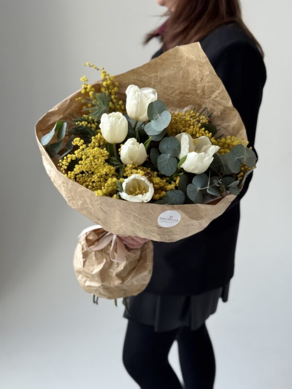Букет с тюльпанами и мимозой
