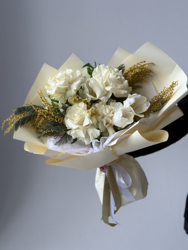 Букет раскидистый с тюльпанами и мимозой