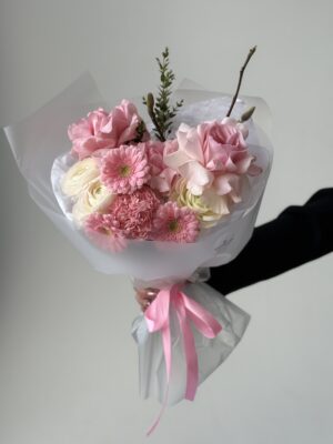 Букет раскидистый с тюльпанами и мимозой Букет раскидистый с тюльпанами и мимозой