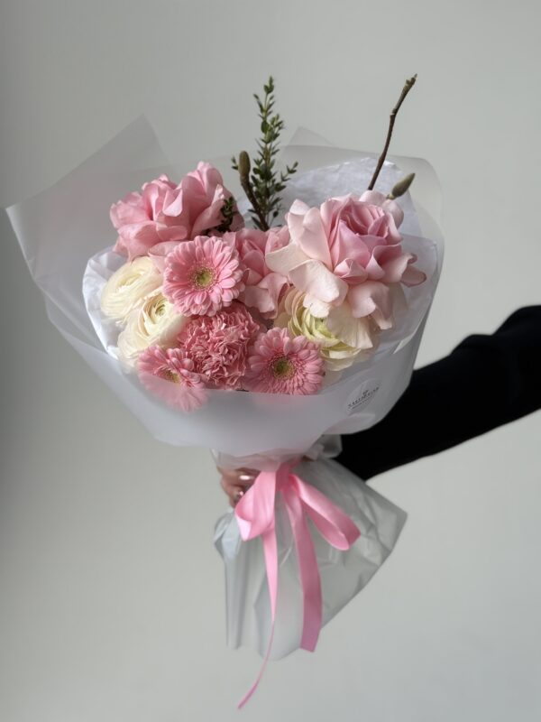 Букет раскидистый с тюльпанами и мимозой Букет с Ранунклюсами весенний