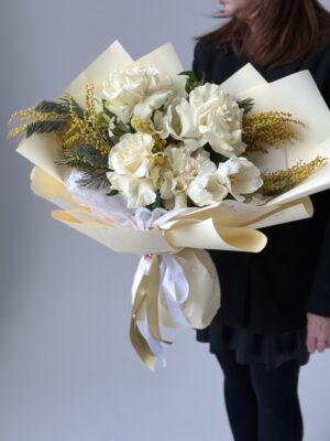 Букет раскидистый с тюльпанами и мимозой Букет раскидистый с тюльпанами и мимозой