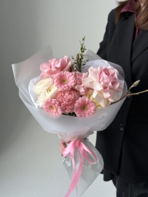 Букет раскидистый с тюльпанами и мимозой Букет с Ранунклюсами весенний