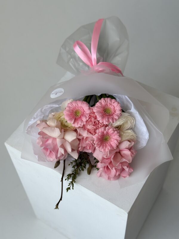 Букет раскидистый с тюльпанами и мимозой Букет с Ранунклюсами весенний