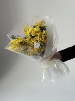 Букет с тюльпанами и мимозой