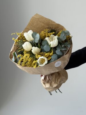 Букет с тюльпанами и мимозой