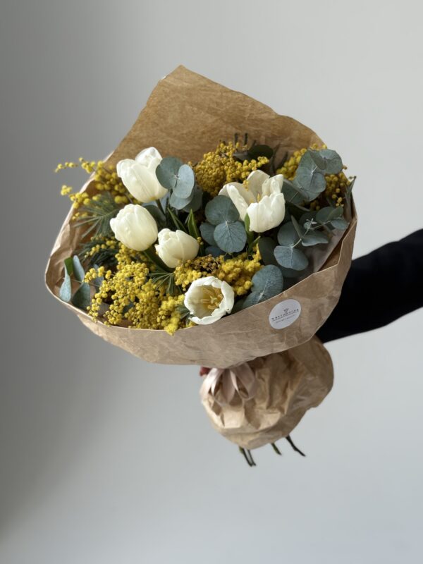 Букет с тюльпанами и мимозой