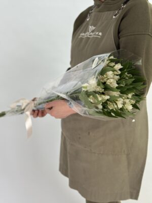 Белые 9 альстромерий (под ленту в упаковке)