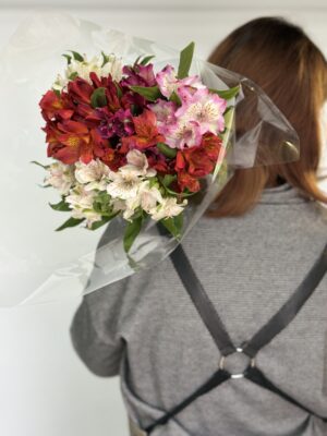 Микс 9 альстромерий импорт (под ленту в упаковке) Микс 9 альстромерий импорт (под ленту в упаковке)